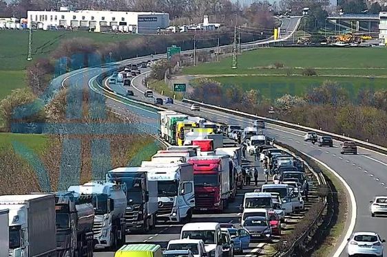 Dálnici D8 ve směru na Prahu uzavřela hromadná nehoda