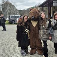 V jedné ze scének lovili medvěda.