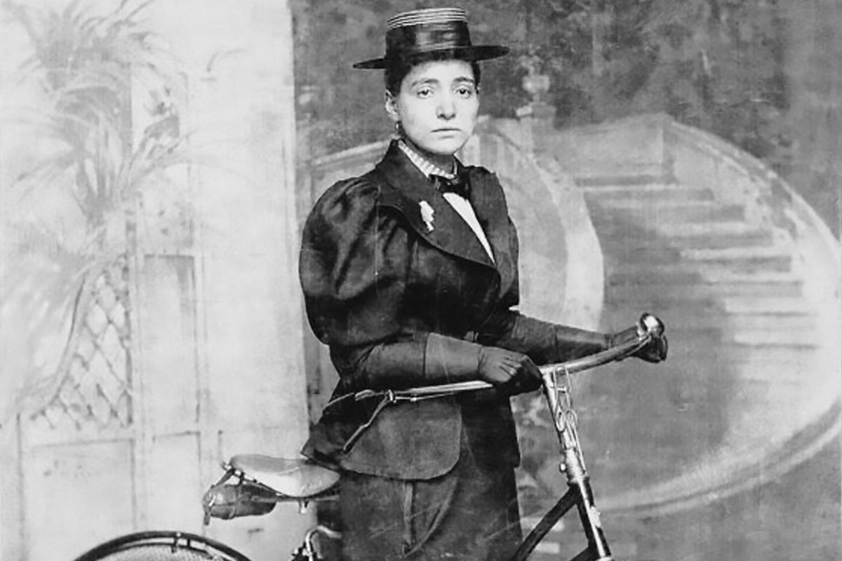 Žena na kole se rovnala prostitutce, říká autorka knihy o emancipovaných cyklistkách