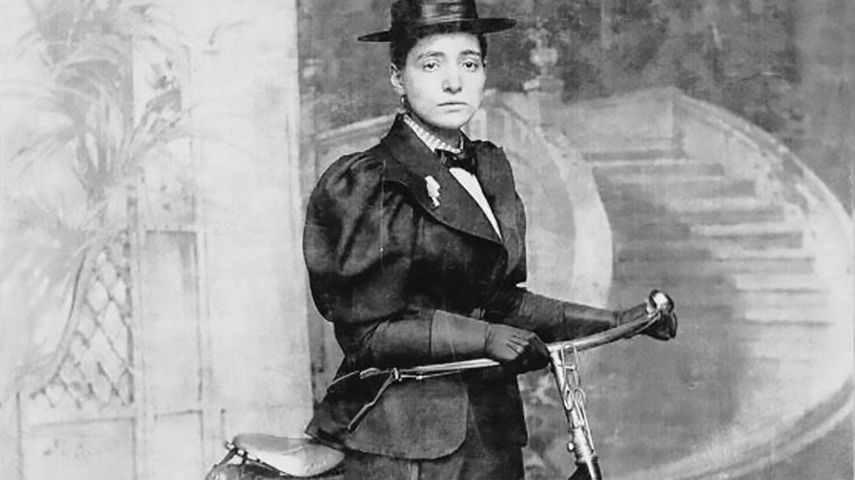 Žena na kole se rovnala prostitutce, říká autorka knihy o emancipovaných cyklistkách