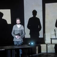 Václav Marhold jako symbol moci nenechává nikoho na pochybách, že tahle země musí o svobodu bojovat, ovšem vyhrát ji nemusí.