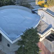 Pohled na jedinečnou střechu Kina Kosmos v Třinci 