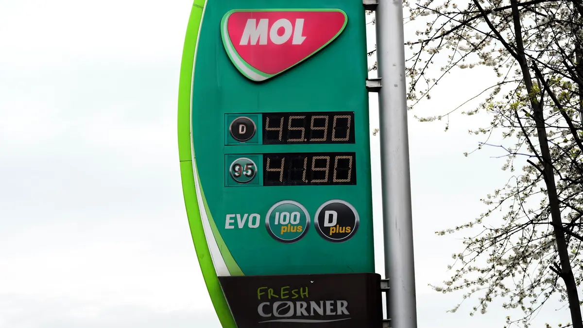 Ceny nafty v březnu stouply o čtvrtinu