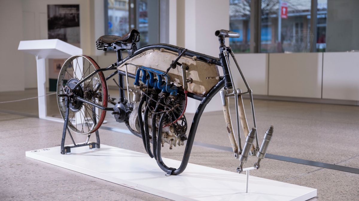 Škoda Muzeum vystavuje první českou motorku s řadovým čtyřválcem. Vznikla před 120 lety