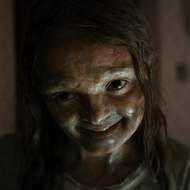 Natalie Graceová jako post-mumifikovaná Katie je skvělá.