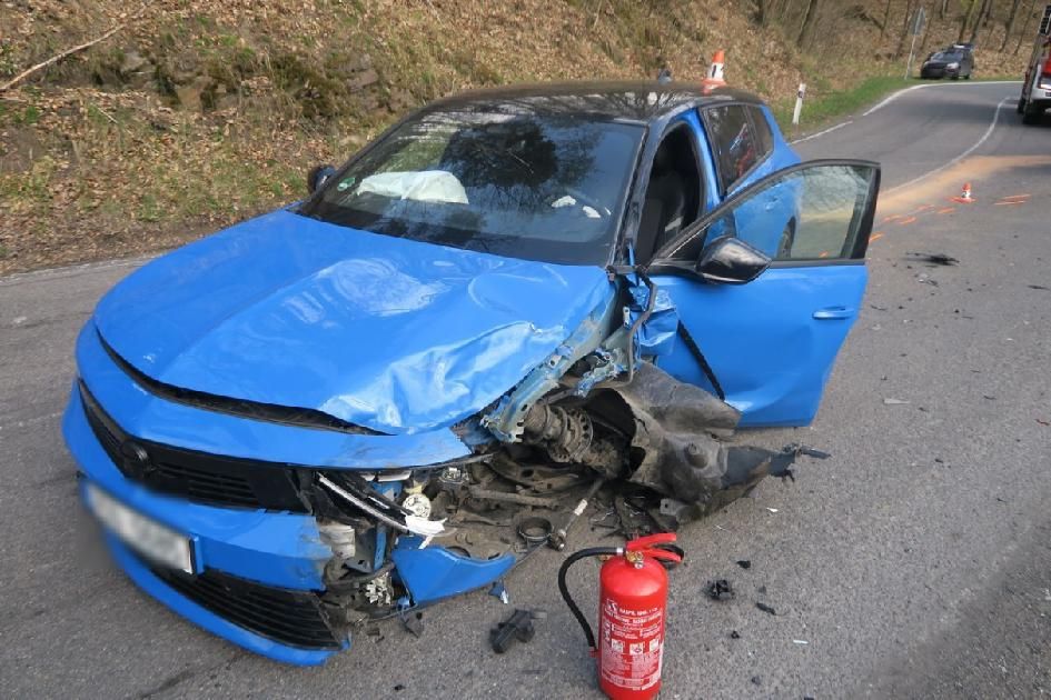 Řidič na Šumpersku ladil rádio a srazil se s protijedoucím autem 