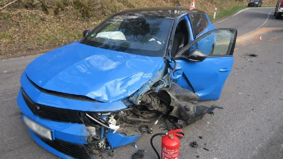 Řidič na Šumpersku ladil rádio a srazil se s protijedoucím autem