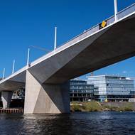 361 metrů dlouhý most spojuje Podolí se Smíchovem. 