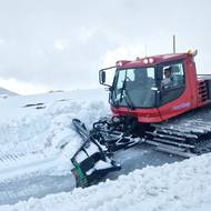 Cesta se nejprve prohrnuje rolbou.
