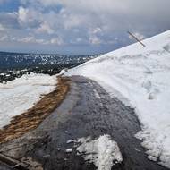 V úseku nad Modrým dolem bývá sněhu nejvíc, letos sotva dva metry.