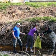 Uklízelo se v korytu řeky i v jejím okolí. 
