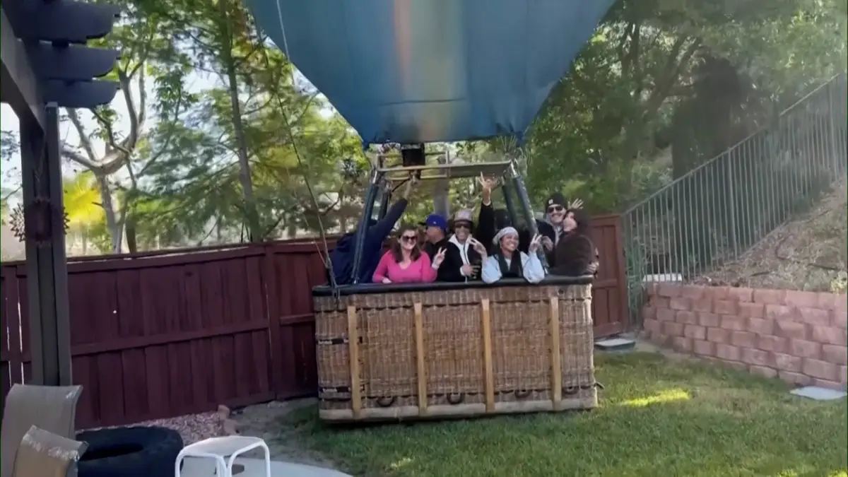 Na zahradě v Kalifornii nouzově přistál horkovzdušný balón