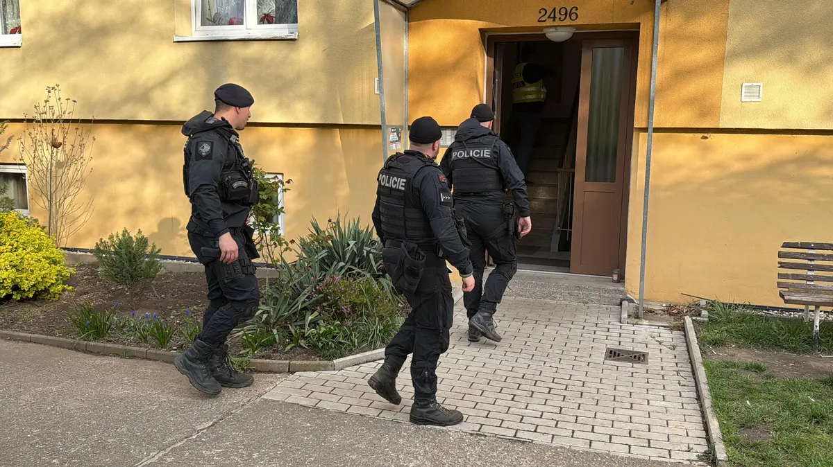 Muž vyhrožoval bombou na vládním úřadu, policie jej vypátrala a zadržela v Mělníku