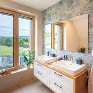 Hezkým prvkem v koupelně je například zrcadlo bez rámů.