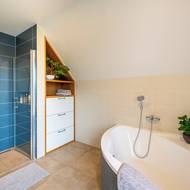 Do koupelny se pohodlně vešla vana i sprchový kout.