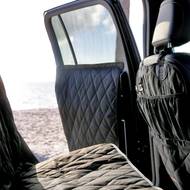 Nechybí ani speciální ochranné deky, a to i pro výplně dveří.