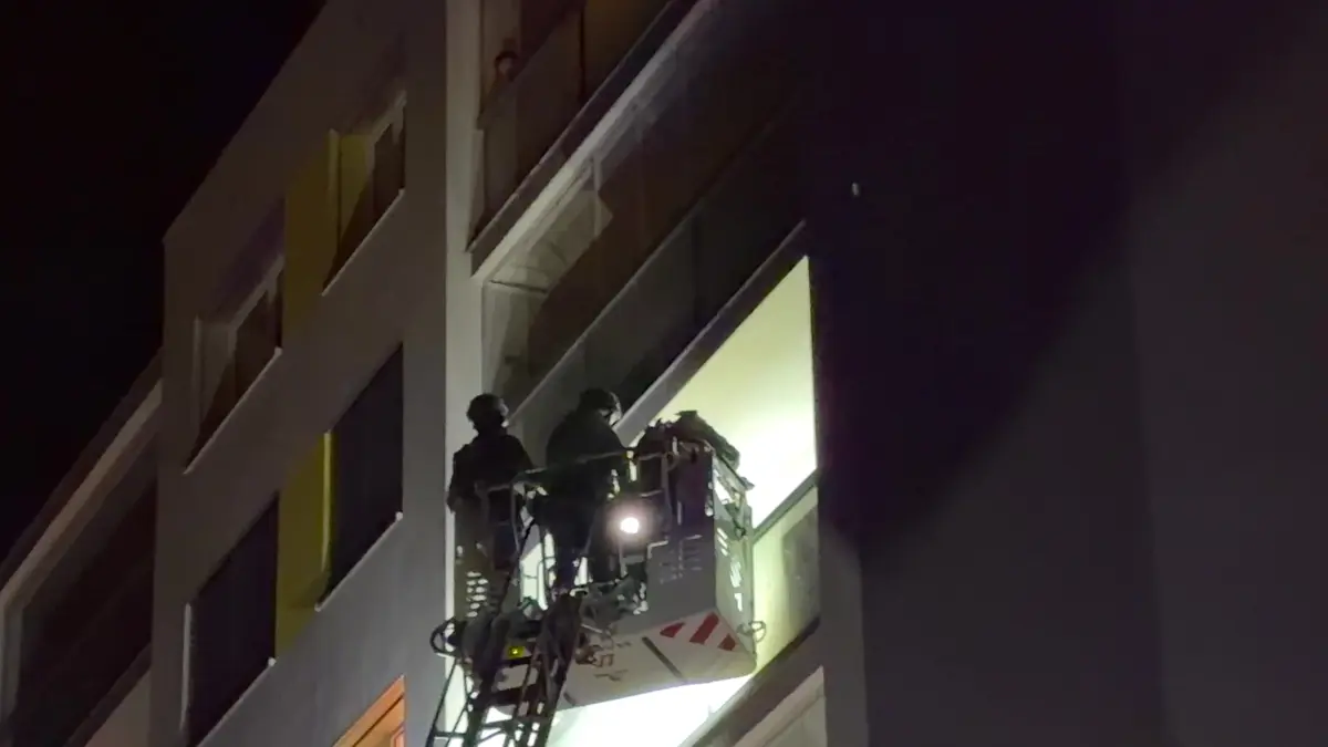 Zásah v pražských Stodůlkách, policisté vnikli do bytu přes balkon