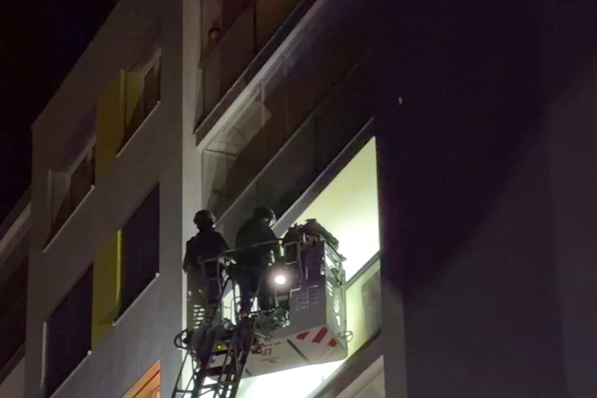 Zásah v pražských Stodůlkách, policisté vnikli do bytu přes balkon