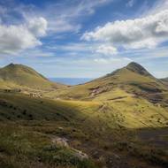 Zaoblené travnaté kopečky mají do dramatické Madeiry daleko.