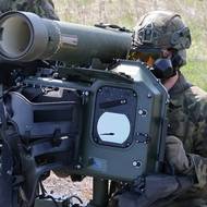 Operátor protiletadlového kompletu RBS-70NG při zachytávání vzdušných cílů