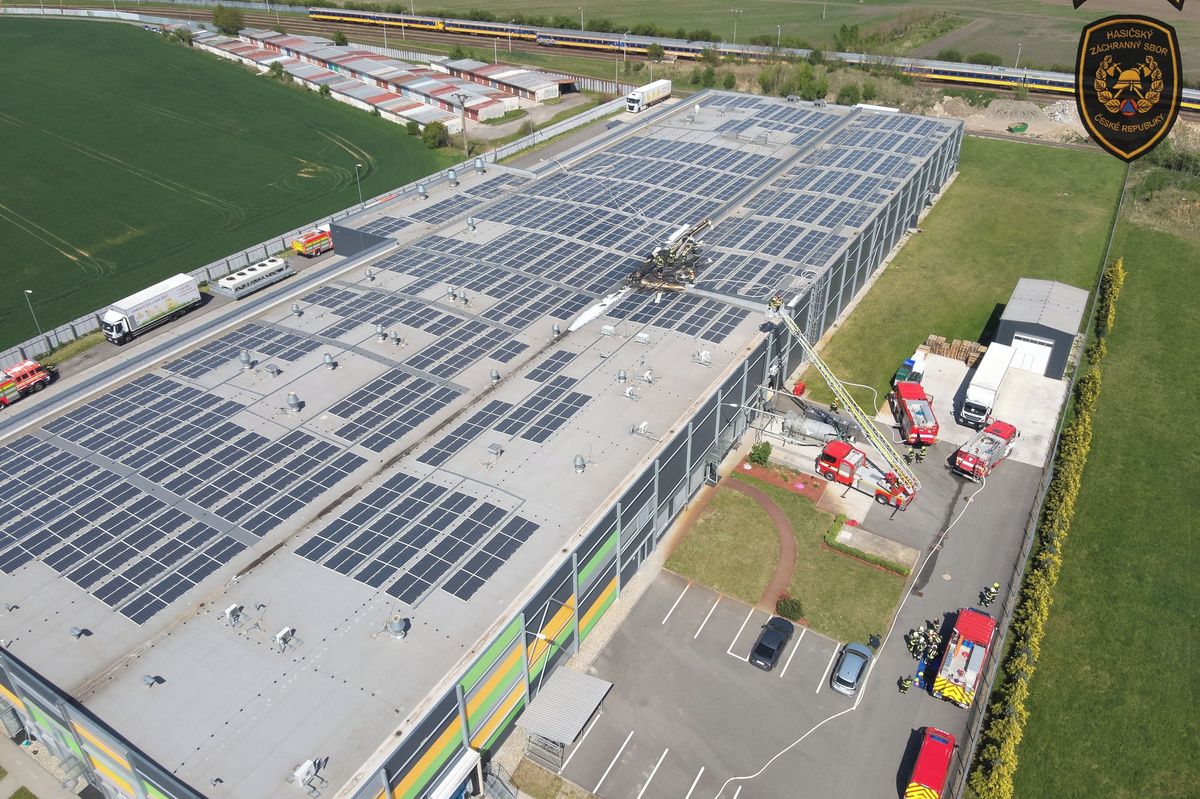 Agrofertu zachránili hasiči majetek za půl miliardy. Po požáru líhně kuřat v Chropyni vyšetřují vznícení fotovoltaiky