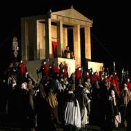 Pilátův palác i další kulisy postavili organizátoři už v sobotu, do poslední dne ale čekali, zda bude možné letošní ročník kvůli rozmarům počasí odehrát.