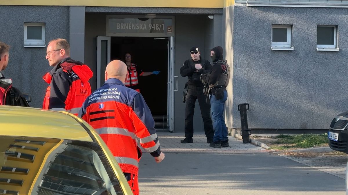 V bytě na sídlišti v Plzni našli dva mrtvé