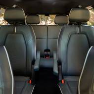 Vůz standardně nabízí pohon všech kol a tři řady sedadel.