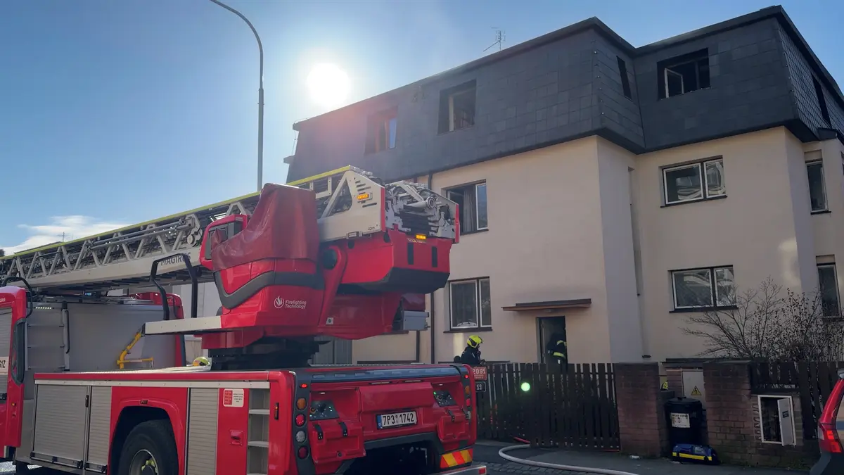 Hasiči na pražském Vypichu zasahovali u požáru, měl mu předcházet výbuch
