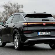 Z černého laku elegantně vystupují stříbrné dekory, přesto černá zbytečně maskuje tvary vozu.