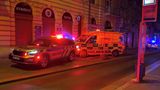 Útok nožem před obchodním domem v Praze. Policie hledá pachatele
