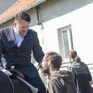 Lidé si můžou vybrat, jestli kříž políbí, nebo se ho jen dotknou.