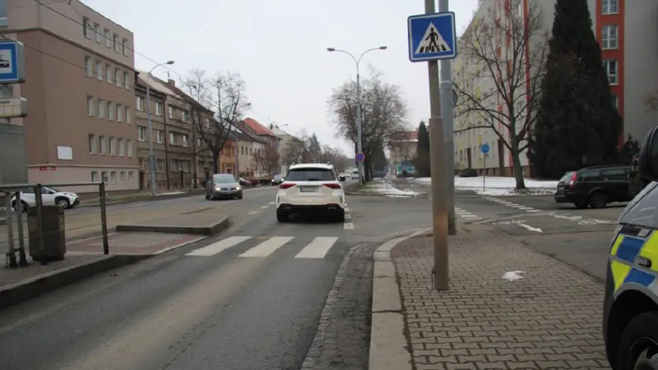 Desetiletý chlapec vběhl v Plzni na přechodu pod auto. Policie hledá svědky