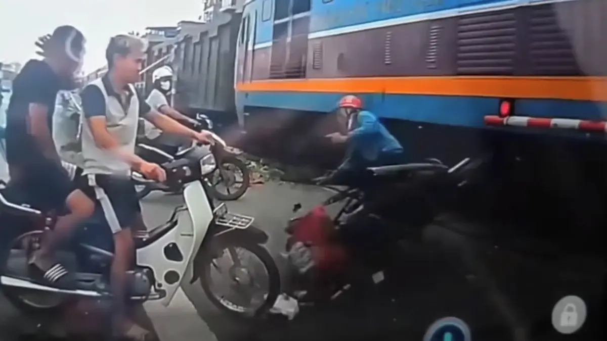 Motocyklista si hrál s mobilem, na přejezdu ho srazil vlak. Vyvázl bez zranění