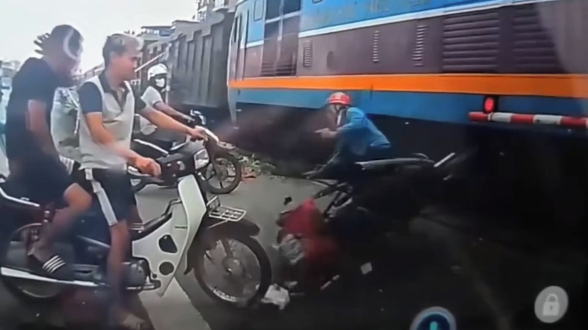 Motocyklista si hrál s mobilem, na přejezdu ho srazil vlak. Vyvázl bez zranění