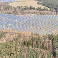 Solární elektrárny okolo Ralska. Tady jeden z pohledů na elektrárnu u Kuřívod