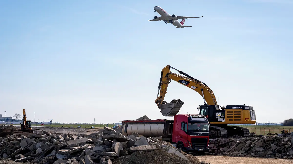 FOTO: Místo letadel bagry. Rekonstrukce zavřela hlavní pražskou runway