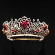 Na výstavě se blyští i barmská rubínová tiára královny Alžběty II.