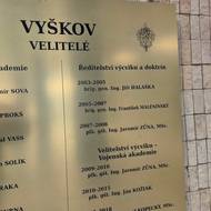 Tabule v hlavním vestibulu vojenského komplexu ve Vyškově připomíná tamní velitele.