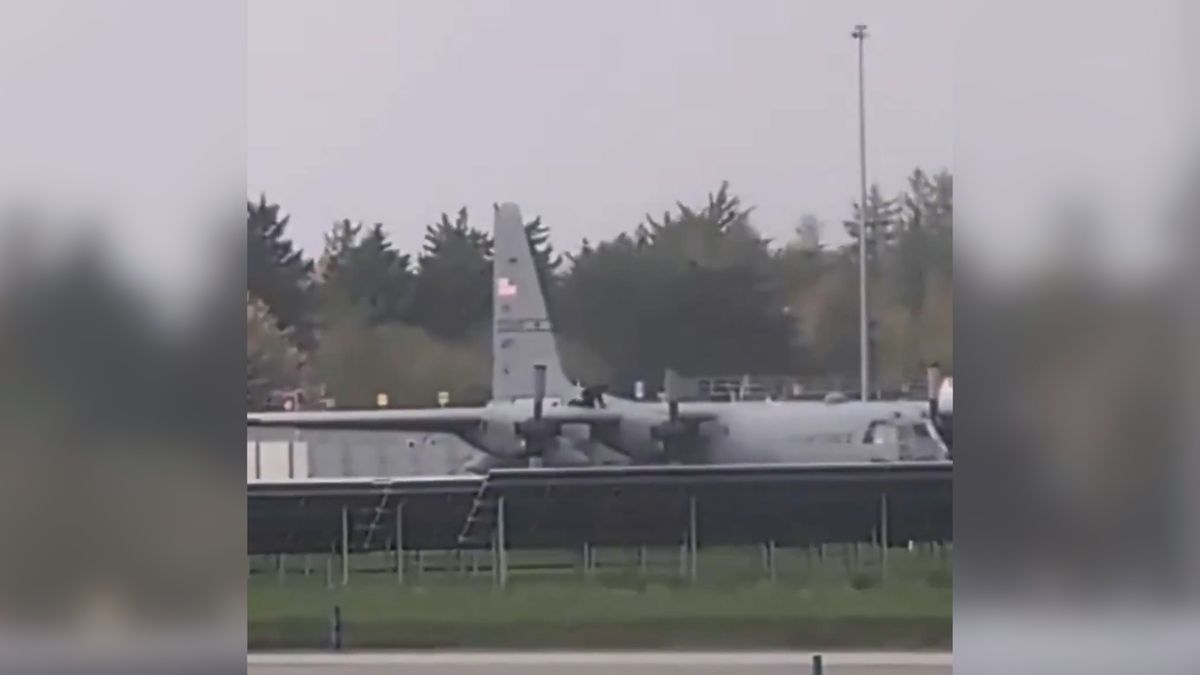 Ir pronikl na letiště a zaútočil na americký vojenský letoun