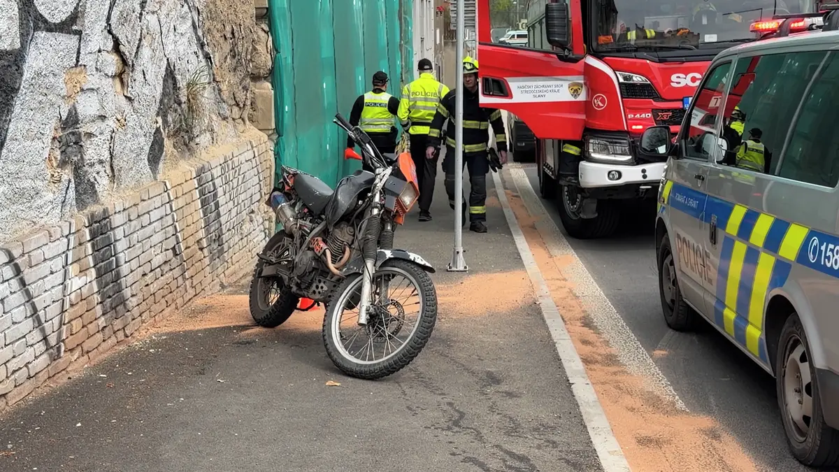 Řidiče motorky zadrželi krátce po útěku od nehody na Kladensku. Oblečený v motorkářském tvrdil, že neřídil