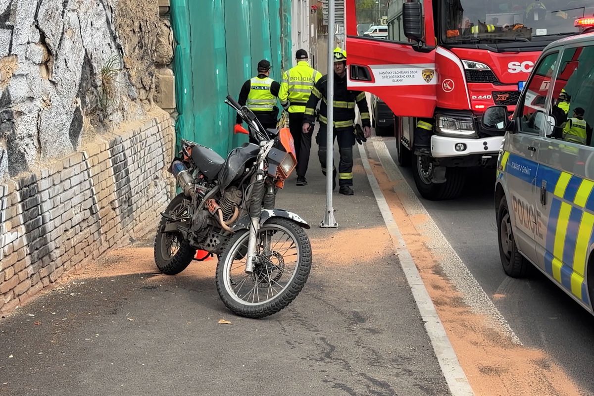 Řidiče motorky zadrželi krátce po útěku od nehody na Kladensku. Oblečený v motorkářském tvrdil, že neřídil