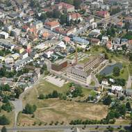 Letecký pohled na budoucí park a areál bývalé továrny.
