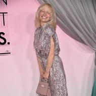 Pamela Andersonová sladila růžovou kabelku se krásnými šaty, které vynesla na udílení cen pro začínající návrháře Fashion Trust U.S. Awards.