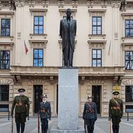 Čestná stráž kuřimských četníků u sochy prezidenta Tomáše G. Masaryka v Brně