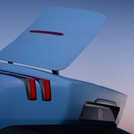 Víko zavazadelníku se netradičně odklápí do strany.