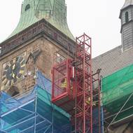 Na lešení je již živo, výměna břidlicové krytiny střechy katedrály začíná