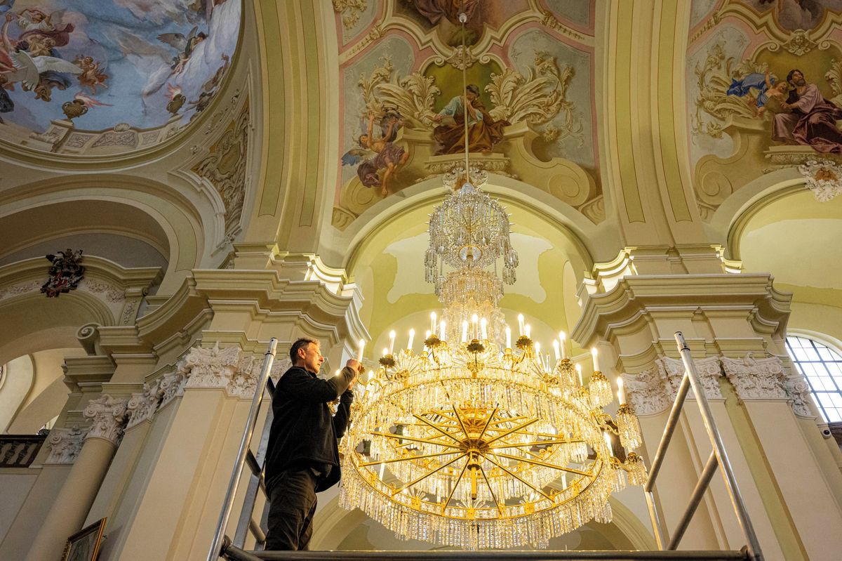 Největší chrámový lustr na sever od Prahy je zpět na svém místě