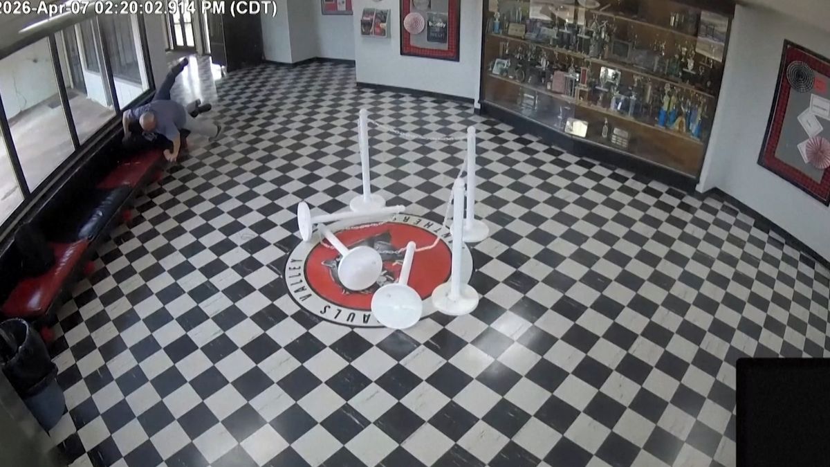 Ředitel vlastním tělem zalehl střelce ve škole v Oklahomě. Zásah zachytila kamera