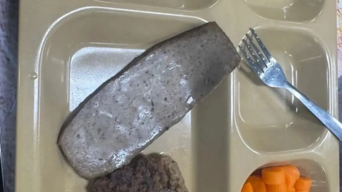 Američtí námořníci u Hormuzu si stěžují na bídnou kuchyni. A nechodí ani pošta